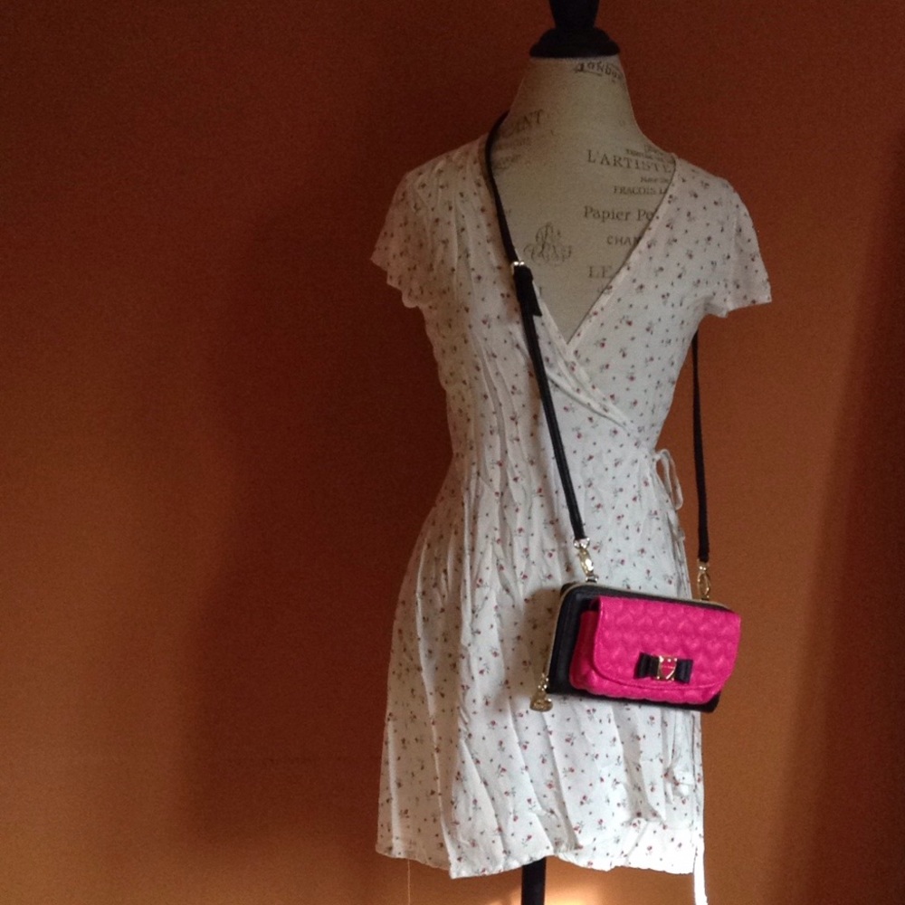 Betsey Johnson Crossbody wallet